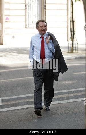 Il leader dell'UDF Francois Bayrou, giunto al terzo posto nel 22 aprile il primo turno di multi-candidato con il 18.57% dei voti, lascia la sua sede a Parigi, in Francia, il 27 aprile 2007. Foto di Corentin Fohlen/ABACAPRESS.COM Foto Stock