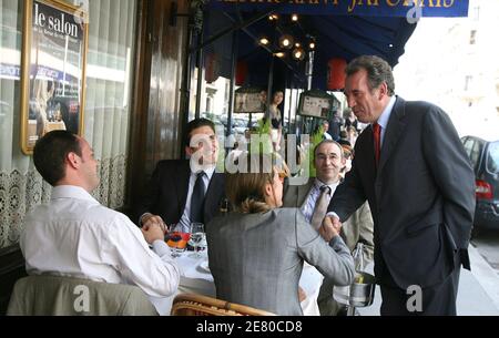 Il leader dell'UDF Francois Bayrou, giunto al terzo posto nel 22 aprile il primo turno di multi-candidato con il 18.57% dei voti, lascia la sua sede a Parigi, in Francia, il 27 aprile 2007. Foto di Corentin Fohlen/ABACAPRESS.COM Foto Stock