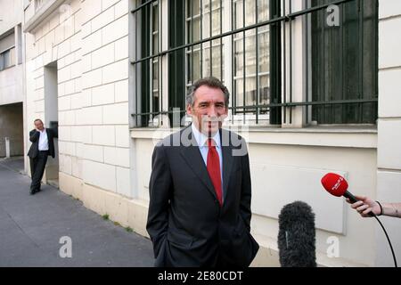 Il leader dell'UDF Francois Bayrou, giunto al terzo posto nel 22 aprile il primo turno di multi-candidato con il 18.57% dei voti, lascia la sua sede a Parigi, in Francia, il 27 aprile 2007. Foto di Corentin Fohlen/ABACAPRESS.COM Foto Stock