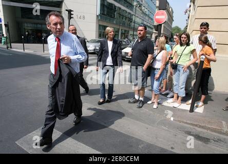 Il leader dell'UDF Francois Bayrou, giunto al terzo posto nel 22 aprile il primo turno di multi-candidato con il 18.57% dei voti, lascia la sua sede a Parigi, in Francia, il 27 aprile 2007. Foto di Corentin Fohlen/ABACAPRESS.COM Foto Stock