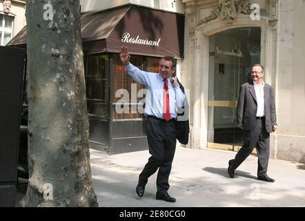 Il leader dell'UDF Francois Bayrou, giunto al terzo posto nel 22 aprile il primo turno di multi-candidato con il 18.57% dei voti, lascia la sua sede a Parigi, in Francia, il 27 aprile 2007. Foto di Corentin Fohlen/ABACAPRESS.COM Foto Stock