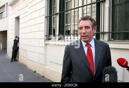 Il leader dell'UDF Francois Bayrou, giunto al terzo posto nel 22 aprile il primo turno di multi-candidato con il 18.57% dei voti, lascia la sua sede a Parigi, in Francia, il 27 aprile 2007. Foto di Corentin Fohlen/ABACAPRESS.COM Foto Stock