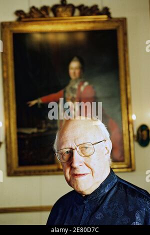 File immagine del violoncellista russo Missislav Rostropovich in posa per il fotografo nel suo appartamento parigino, Francia il 2001 ottobre. Foto di Alain Apaydin/ABACAPRESS.COM Foto Stock