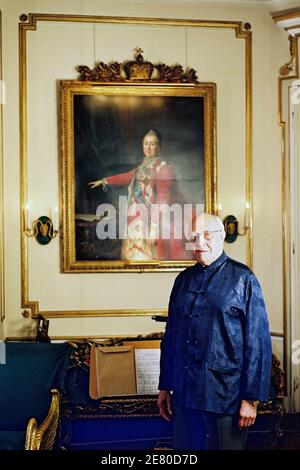 File immagine del violoncellista russo Missislav Rostropovich in posa per il fotografo nel suo appartamento parigino, Francia il 2001 ottobre. Foto di Alain Apaydin/ABACAPRESS.COM Foto Stock