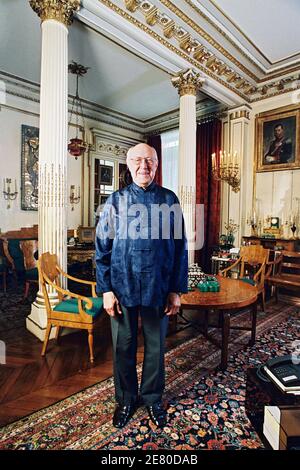 File immagine del violoncellista russo Missislav Rostropovich in posa per il fotografo nel suo appartamento parigino, Francia il 2001 ottobre. Foto di Alain Apaydin/ABACAPRESS.COM Foto Stock