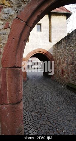 Vista attraverso due portali della fortezza Rüsselsheim sul cortile interno del castello Foto Stock