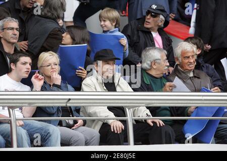 Raymond Domenech, Estelle Denis, attore francese Gerard Darmon, presentatore televisivo Michel Drucker e Jean-Paul Belmondo durante il campionato francese , PSG contro Olympic Lyonnais allo stadio Parc des Princes di Parigi, Francia, il 5 maggio 2007. Il gioco si è concluso in un pareggio 1-1. Foto di Gouhier-Taamallah/Cameleon/ABACAPRESS.COM Foto Stock