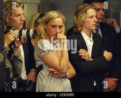 I figli e le figlie di Nicolas Sarkozy ascoltano Nicolas Sarkozy, neoeletto presidente francese, rivolgendosi ai suoi sostenitori alla Salle Gaveau di Parigi, il 6 maggio 2007. Domenica gli elettori francesi hanno eletto Nicolas Sarkozy, orientato alle riforme, come nuovo presidente, dandogli un comodo margine di vittoria, i risultati ufficiali preliminari e le proiezioni di quattro agenzie elettorali hanno dimostrato. Con più della metà del voto contato, Sarkozy stava segnando poco più di 53 per cento a poco più di 46 per cento per il socialista Segolene Royal. Le agenzie di polling hanno anche avuto il conservatore Sarkozy vincere il 53 per cento del Foto Stock