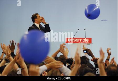 Nicolas Sarkozy, neoeletto presidente francese, si rivolge ai suoi sostenitori alla Salle Gaveau di Parigi, il 6 maggio 2007. Domenica gli elettori francesi hanno eletto Nicolas Sarkozy, orientato alle riforme, come nuovo presidente, dandogli un comodo margine di vittoria, i risultati ufficiali preliminari e le proiezioni di quattro agenzie elettorali hanno dimostrato. Con più della metà del voto contato, Sarkozy stava segnando poco più di 53 per cento a poco più di 46 per cento per il socialista Segolene Royal. Le agenzie di polling hanno anche avuto il conservatore Sarkozy vincere il 53 per cento del voto rispetto a 47 per Royal in mezzo a massiccia affluenza o Foto Stock