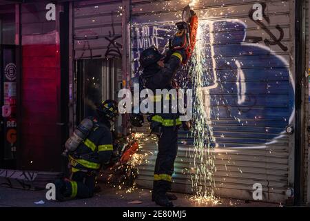 Bronx, Stati Uniti. 28 Gennaio 2021. I vigili del fuoco di NYC hanno combattuto contro un incendio di allarme rapido di 3 nel Bronx che ha bruciato in sette negozi. (Foto di Steve Sanchez/Pacific Press) Credit: Pacific Press Media Production Corp./Alamy Live News Foto Stock