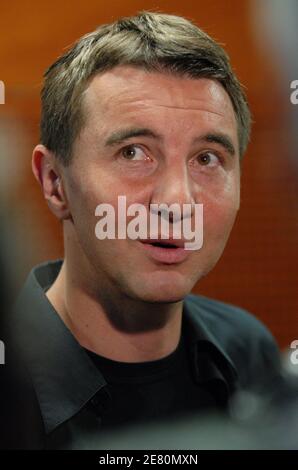 Olivier Besancenot partecipa alla trasmissione notturna delle elezioni di France Television per il secondo round della gara presidenziale francese, a Parigi, Francia, il 6 maggio 2007. Foto di Nicolas Khayat/ABACAPRESS.COM Foto Stock