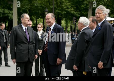 Il presidente Jacques Chirac, accanto a Philippe de Gaulle e al primo ministro Dominique de Villepin, presiede una cerimonia che celebra il 62° anniversario della fine del WW II, di fronte alla statua del generale de Gaulle sugli Champs Elysee a Parigi, in Francia, l'8 maggio 2007. Foto di Bisson-Orban/ABACAPRESS.COM Foto Stock