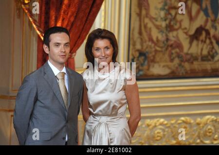 La nuova First Lady Cecilia Sarkozy è stata raffigurata quando suo marito, il presidente eletto Nicolas Sarkozy, ha pronunciato il suo discorso di accettazione durante la cerimonia ufficiale di intronizzazione che si è svolta presso l'Elysee Palace di Parigi, in Francia, il 16 maggio 2007. Foto di Christophe Guibbaud/ABACAPRESS.COM Foto Stock