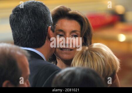 La nuova First Lady Cecilia Sarkozy è stata raffigurata quando suo marito, il presidente eletto Nicolas Sarkozy, ha pronunciato il suo discorso di accettazione durante la cerimonia ufficiale di intronizzazione che si è svolta presso l'Elysee Palace di Parigi, in Francia, il 16 maggio 2007. Foto di Christophe Guibbaud/ABACAPRESS.COM Foto Stock