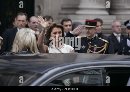 La nuova First Lady Cecilia Sarkozy arriva al palazzo Elysee per assistere alla cerimonia di inaugurazione del marito, presidente eletto Nicolas Sarkoy a Parigi, Francia, il 16 maggio 2007. Foto di Corentin Fohlen/ABACAPRESS.COM Foto Stock