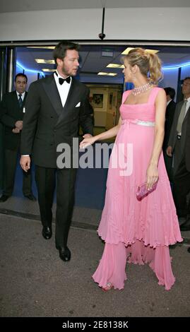 Il modello incinta Eva Herzigova e suo marito lasciano il Palais des Festivals il giorno di apertura del 60° Festival Internazionale del Cinema a Cannes, in Francia, il 16 maggio 2007. Foto di Denis Guignebourg/ABACAPRESS.COM Foto Stock