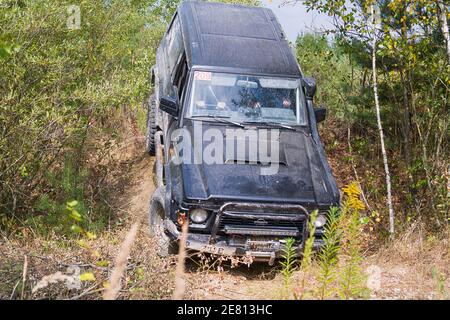 Lviv, Ucraina - Agosto 23, 2015: off-road marca veicolo Nissan vince la via della carriera di sabbia vicino alla città di Lviv, Ucraina. Foto Stock