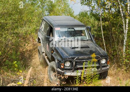 Lviv, Ucraina - Agosto 23, 2015: off-road marca veicolo Nissan vince la via della carriera di sabbia vicino alla città di Lviv, Ucraina. Foto Stock