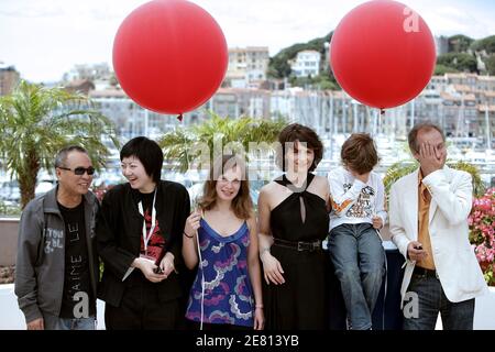 Il regista taiwanese Hou Hsiao Hsien, Song Fang, Louise Margolin, Juliette Binoche, Simon Iteanu e Hippolyte Girardot posano per i media durante una fotocellula per 'il volo della mongolfiera rossa' durante il 60° Festival Internazionale di Cannes, in Francia, il 17 maggio 2007. Foto di Hahn-Nebinger-Orban/ABACAPRESS.COM Foto Stock
