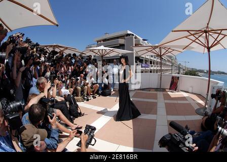 Bai Ling si pone sul tetto dell'Hilton Cannes per la fotocellula del film 'Shanghai Baby', durante il Festival Internazionale del Cinema di Cannes, in Francia, il 18 maggio 2007. Foto di Hahn-Nebinger-Orban/ABACAPRESS.COM Foto Stock