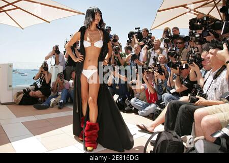 Bai Ling si pone sul tetto dell'Hilton Cannes per la fotocellula del film 'Shanghai Baby', durante il Festival Internazionale del Cinema di Cannes, in Francia, il 18 maggio 2007. Foto di Hahn-Nebinger-Orban/ABACAPRESS.COM Foto Stock