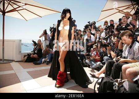 Bai Ling si pone sul tetto dell'Hilton Cannes per la fotocellula del film 'Shanghai Baby', durante il Festival Internazionale del Cinema di Cannes, in Francia, il 18 maggio 2007. Foto di Hahn-Nebinger-Orban/ABACAPRESS.COM Foto Stock