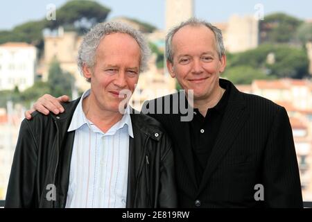 I registi belgi Jean-Pierre e Luc Dardenne posano per i media durante una fotocellula per il 60° Festival Internazionale del Cinema di Cannes, in Francia, il 20 maggio 2007. Foto di Hahn-Nebinger-Orban/ABACAPRESS.COM Foto Stock