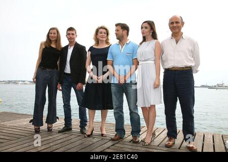 La cantante e attrice uruguaiana Elli Medeiros, l'attore Thomas Dumerchez, l'attrice Catherine Deneuve, il regista Gael Morel, l'attrice Elodie Bouchez e l'attore Guy Marchand pongono per la fotocellula del film 'Apres lui', fuori dal Palais des Festivals durante il 60° Festival Internazionale di Cannes, in Francia, il 21 maggio 2007. Foto di Denis Guignebourg/ABACAPRESS.COM Foto Stock