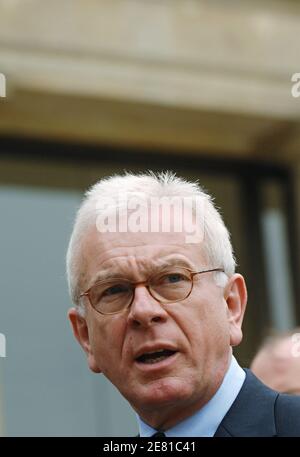 Il capo del parlamento europeo Hans-Gert Poettering tedesco è stato raffigurato dopo un incontro con il presidente francese Nicolas Sarkozy, al palazzo Elysee, a Parigi, in francia, il 21 maggio 2007. Foto di Christophe Guibbaud/ABACAPRESS.COM Foto Stock