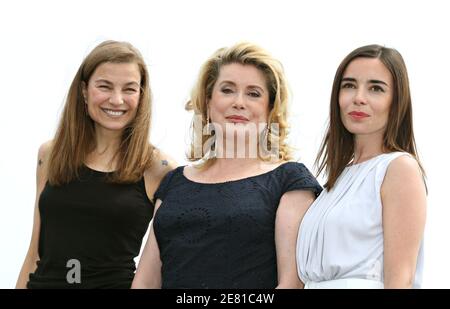 La cantante e attrice uruguaiana Elli Medeiros e le attrici Catherine Deneuve ed Elodie Bouchez pongono per la fotocellula del film 'Apres lui', fuori dal Palais des Festivals durante il 60° Festival Internazionale del Cinema di Cannes, in Francia, il 21 maggio 2007. Foto di Denis Guignebourg/ABACAPRESS.COM Foto Stock