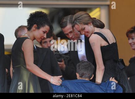 'ariane Pearl, suo figlio Adam, Angelina Jolie e Brad Pitt camminano il tappeto rosso del Palais des Festivals a Cannes, 21 maggio 2007, per una proiezione di gala del film del regista britannico Michael Winterbottom ''A Mighty Heart'' presentato fuori concorso al 60° Festival di Cannes. Angelina Jolie, co-produttore di Brad Pitt, suona la vedova del reporter di Slain Wall Street Journal Daniel Pearl. Il film è dedicato al rapimento e all'omicidio di Pearl in Pakistan nel 2002, mentre si sta studiando una storia sui militanti islamici. Foto di Hahn-Nebinger-Orban/ABACAPRESS.COM' Foto Stock