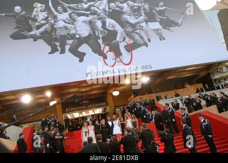 Attrici francesi Emma de Caunes, Marina Hands ed Emmanuelle Seigner, regista Julian Schnabel, attrice canadese Marie-Josee Croze, attrice francese Anne Consigny, attrice statunitense Olatz Lopez Garmendia e attrice francese Agathe de la Fontaine camminano sul tappeto rosso del Palais des Festivals a Cannes, 22 maggio 2007, Per la proiezione di gala del film del regista statunitense Julian Schnabel le Scaphandre et le Papillon (la Campana Diving e la farfalla), presentato in concorso al 60° Festival Internazionale del Cinema di Cannes. Il film è su Elle France redattore Jean-Dominique Buby, che, nel 1995 all'età Foto Stock