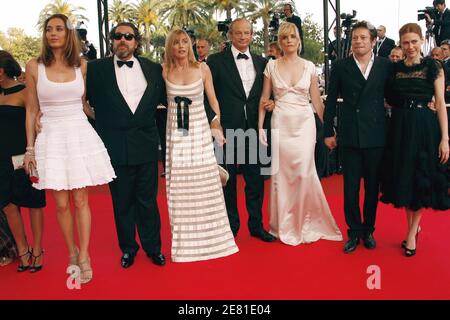 Attrici francesi Emma de Caunes, Marina Hands ed Emmanuelle Seigner, regista Julian Schnabel, attrice canadese Marie-Josee Croze, attrice francese Anne Consigny, attrice statunitense Olatz Lopez Garmendia e attrice francese Agathe de la Fontaine camminano sul tappeto rosso del Palais des Festivals a Cannes, 22 maggio 2007, Per la proiezione di gala del film del regista statunitense Julian Schnabel le Scaphandre et le Papillon (la Campana Diving e la farfalla), presentato in concorso al 60° Festival Internazionale del Cinema di Cannes. Il film è su Elle France redattore Jean-Dominique Buby, che, nel 1995 all'età Foto Stock