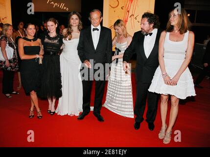 Il cast, (l a r) Emma De Caunes, Maire-Josee Croze, Marina Hands, Patrick Chesnay, Anne Consigny, il regista Julian Schnabel e Olatz Lopez partecipano a 'le scaphandre et le papillon' (la Campana Diving e la farfalla) dopo la festa durante il 60° Festival Internazionale FLM di Cannes, in Francia, il 22 maggio 2007. Foto di Denis Guignebourg/ABACAPRESS.COM Foto Stock