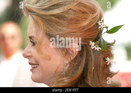 L'attrice francese Catherine Deneuve cammina sul tappeto rosso del Palais des Festivals di Cannes, 23 maggio 2007, per la proiezione di gala di 'Persepolis' presentata in concorso al 60° Festival Internazionale del Cinema di Cannes. Foto di Hahn-Nebinger-Orban/ABACAPRESS.COM Foto Stock