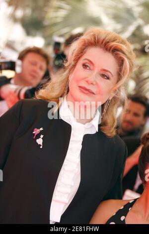 L'attrice francese Catherine Deneuve cammina sul tappeto rosso del Palais des Festivals di Cannes, 23 maggio 2007, per la proiezione di gala di 'Persepolis' presentata in concorso al 60° Festival Internazionale del Cinema di Cannes. Foto di Hahn-Nebinger-Orban/ABACAPRESS.COM Foto Stock