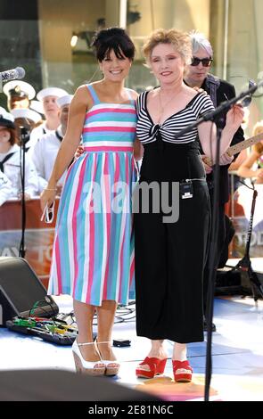 Il cantante Lily Allen si esibisce con la cantante Deborah Harry of Blondie nella serie di concerti estivi del NBC 'Today' Show che si tiene presso il Rockefeller Center di New York City, NY, USA il 25 maggio 2007. Foto di Gregorio Binuya/ABACAPRESS.COM Foto Stock