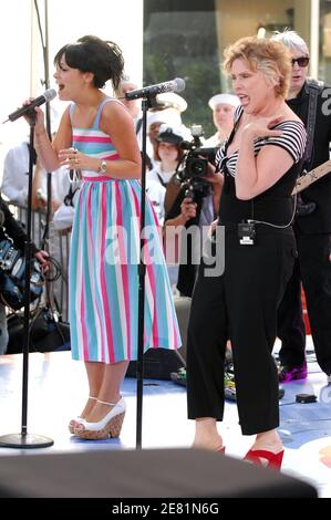 Il cantante Lily Allen si esibisce con la cantante Deborah Harry of Blondie nella serie di concerti estivi del NBC 'Today' Show che si tiene presso il Rockefeller Center di New York City, NY, USA il 25 maggio 2007. Foto di Gregorio Binuya/ABACAPRESS.COM Foto Stock