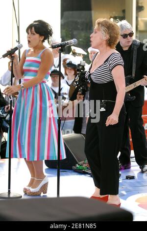 Il cantante Lily Allen si esibisce con la cantante Deborah Harry of Blondie nella serie di concerti estivi del NBC 'Today' Show che si tiene presso il Rockefeller Center di New York City, NY, USA il 25 maggio 2007. Foto di Gregorio Binuya/ABACAPRESS.COM Foto Stock