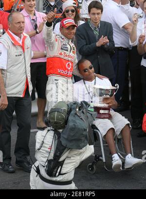 Il rookie britannico di Formula uno Lewis Hamilton della McLaren Mercedes con suo fratello dopo il Gran Premio di Monaco a Monte-Carlo, Monaco, il 27 maggio 2007. Alonso vince davanti ad Hamilton e massa. Foto di Frederic Nebinger/Cameleon/ABACAPRESS.COM Foto Stock