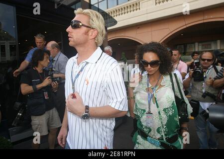 L'ex tennista tedesco Boris Becker (l) e la sua fidanzata Sharlely Kerssenberg camminano attraverso la corsia di marcia prima del Gran Premio di Monaco a Monte Carlo, Monaco, domenica 27 maggio 2007. Foto di Frederic Nebinger/ABACAPRESS.COM Foto Stock