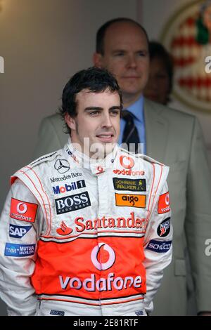 Il pilota spagnolo di Formula uno Fernando Alonso della McLaren Mercedes ha raffigurato sul podio dopo il Gran Premio di Monaco a Monte-Carlo, Monaco, il 27 maggio 2007. Alonso vince davanti ad Hamilton e massa. Foto di Frederic Nebinger/Cameleon/ABACAPRESS.COM Foto Stock