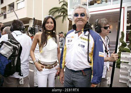 Il team manager Flavio Briatore e la fidanzata Elisabetta Gregoraci percorrono la corsia di marcia prima del Gran Premio di Monaco a Monte Carlo, Monaco, domenica 27 maggio 2007. Foto di Hahn-Nebinger-Orban/ABACAPRESS.COM Foto Stock