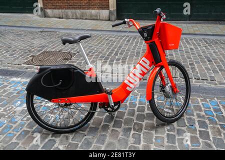 Uber Jump bici elettrica su strada acciottolata a Bruxelles, Belgio Foto Stock