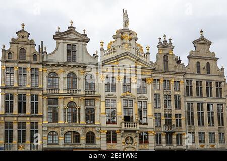 Facciate di case di gilda sulla Grand Place, piazza Grote Markt a Bruxelles, Belgio Foto Stock