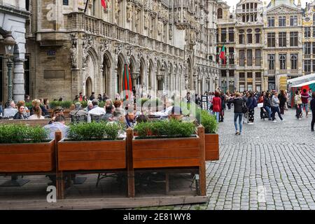 Turisti sulla Grand Place, piazza Grote Markt a Bruxelles, Belgio Foto Stock