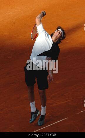 Juan Martin del Potro argentino sconfitto dal spagnolo Rafael Nadal , 7-5, 6-3, 6-2 durante il loro primo round match del Tennis French Open all'arena Roland Garros, a Parigi, Francia, il 29 maggio 2007. Foto di Gouhier-Guignebourg-Nebinger/Cameleon/ABACAPRESS.COM Foto Stock