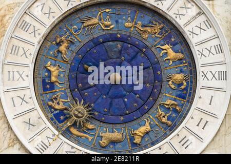 Segni astrologici, simboli zodiacali sull'edificio rinascimentale della Torre dell'Orologio di San Marco in Piazza San Marco a Venezia Foto Stock