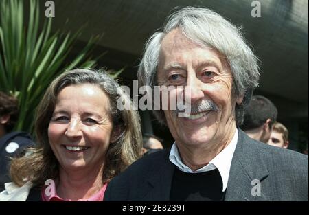 L'attore francese Jean Rochefort e sua moglie posano nel 'Village', l'area VIP del French Open all'arena Roland Garros a Parigi, Francia il 2 giugno 2007. Foto di ABACAPRESS.COM Foto Stock