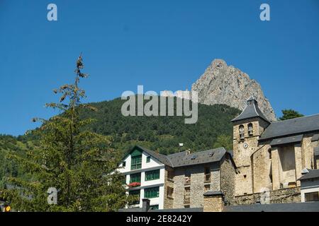 Sallent de Gallego città, situata a Hueca, Aragon, Spagna. In montagna Foto Stock